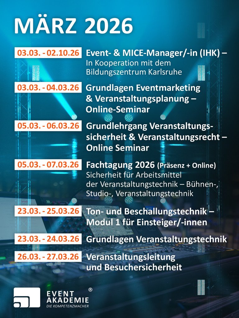 Programmübersicht März 2026 der Event Akademie. Aufgelistet sind mehrere Weiterbildungen mit Terminen: Event- & MICE-Manager/in (IHK) vom 03.03.–02.10.26, Grundlagen Eventmarketing 03.03.–04.03.26, Grundlehrgang Veranstaltungssicherheit 05.03.–06.03.26, Fachtagung 2026 vom 05.03.–07.03.26, Ton- und Beschallungstechnik 23.03.–25.03.26, Grundlagen Veranstaltungstechnik 23.03.–24.03.26 sowie Veranstaltungsleitung und Besuchersicherheit 26.03.–27.03.26. Hintergrund ist eine Bühne mit Lichttechnik und Mischpult.