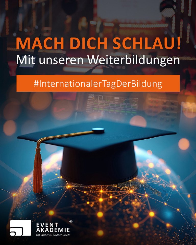 Werbegrafik zum Internationalen Tag der Bildung: Absolventenhut auf leuchtender Weltkugel, Text „Mach dich schlau! Mit unseren Weiterbildungen“, Logo der Event Akademie.